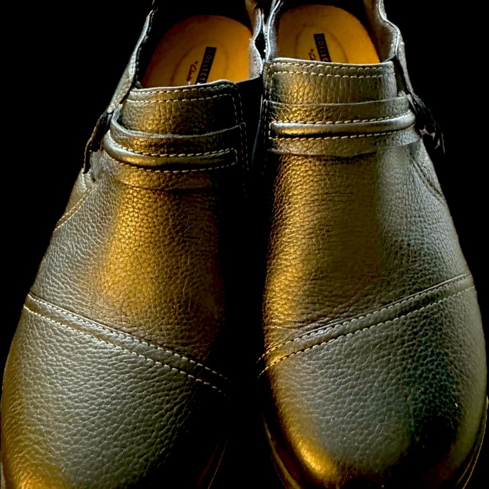 Clarks Black Leather Slip On Loafer GUC